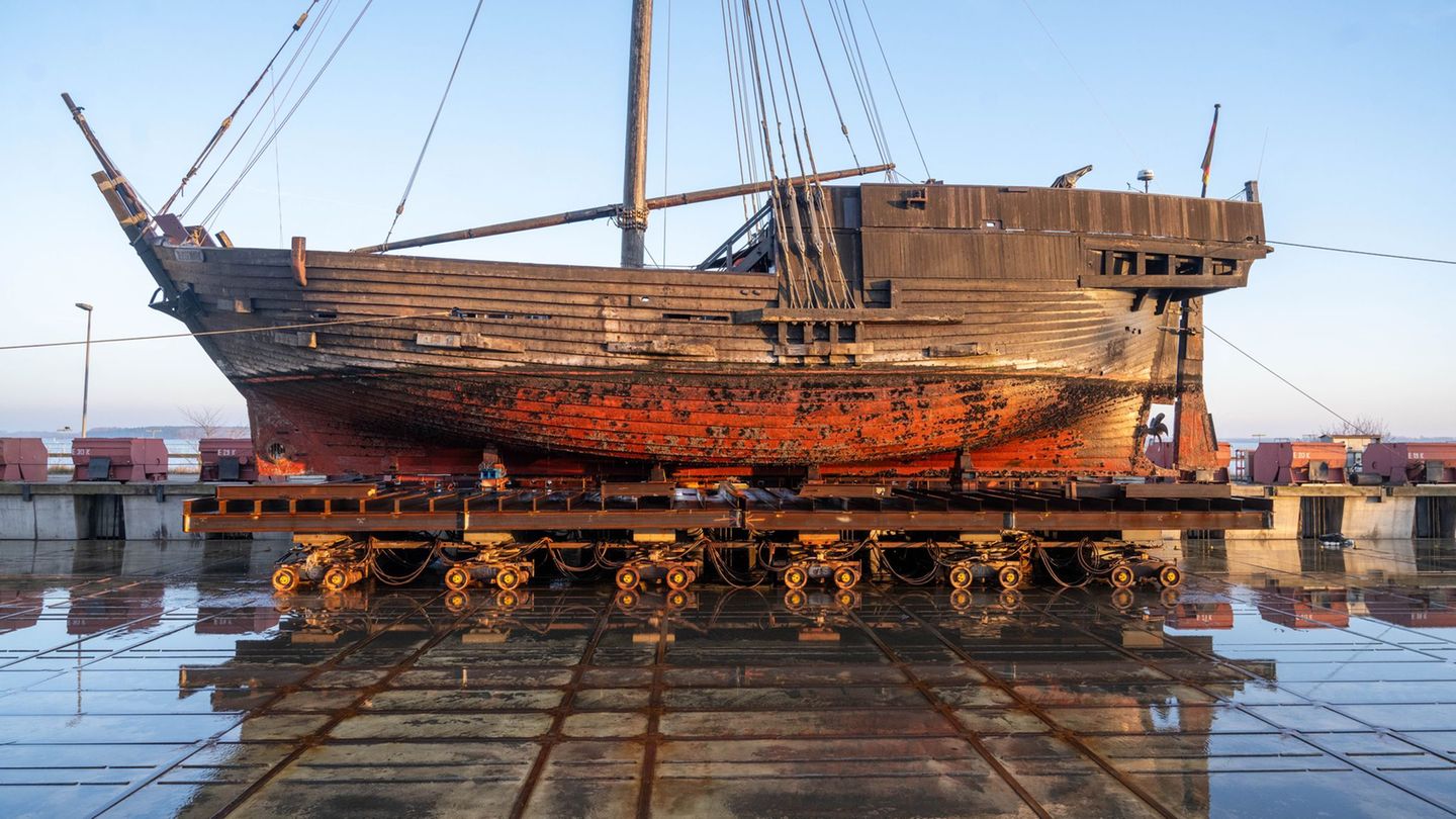 Die "Wissemara" kam Ende vergangenen Jahres für Reparaturen auf die Werft in Stralsund. (Archivbild) Foto: Stefan Sauer/dpa
