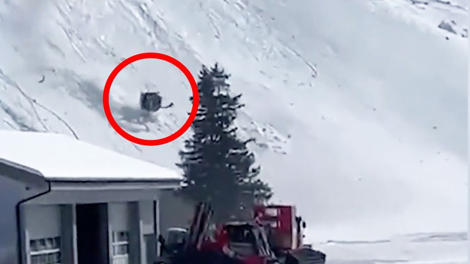 Seilbahn-Gondel stürzt ab und rollt Alpenberg runter