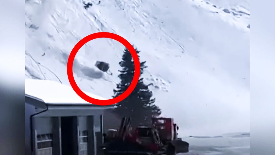 Seilbahn-Gondel stürzt ab und rollt Alpenberg runter