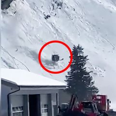 Seilbahn-Gondel stürzt ab und rollt Alpenberg runter