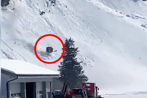 Seilbahn-Gondel stürzt ab und rollt Alpenberg runter