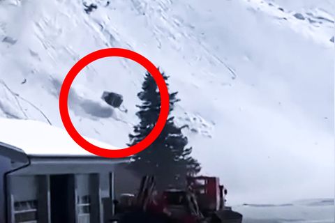 Seilbahn-Gondel stürzt ab und rollt Alpenberg runter