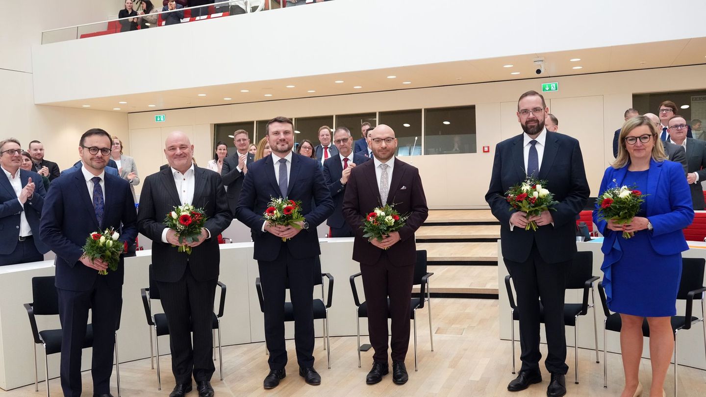 Fünf Männer und eine Frau sind als neue Ministerin und Minister in Brandenburg vereidigt. Foto: Soeren Stache/dpa