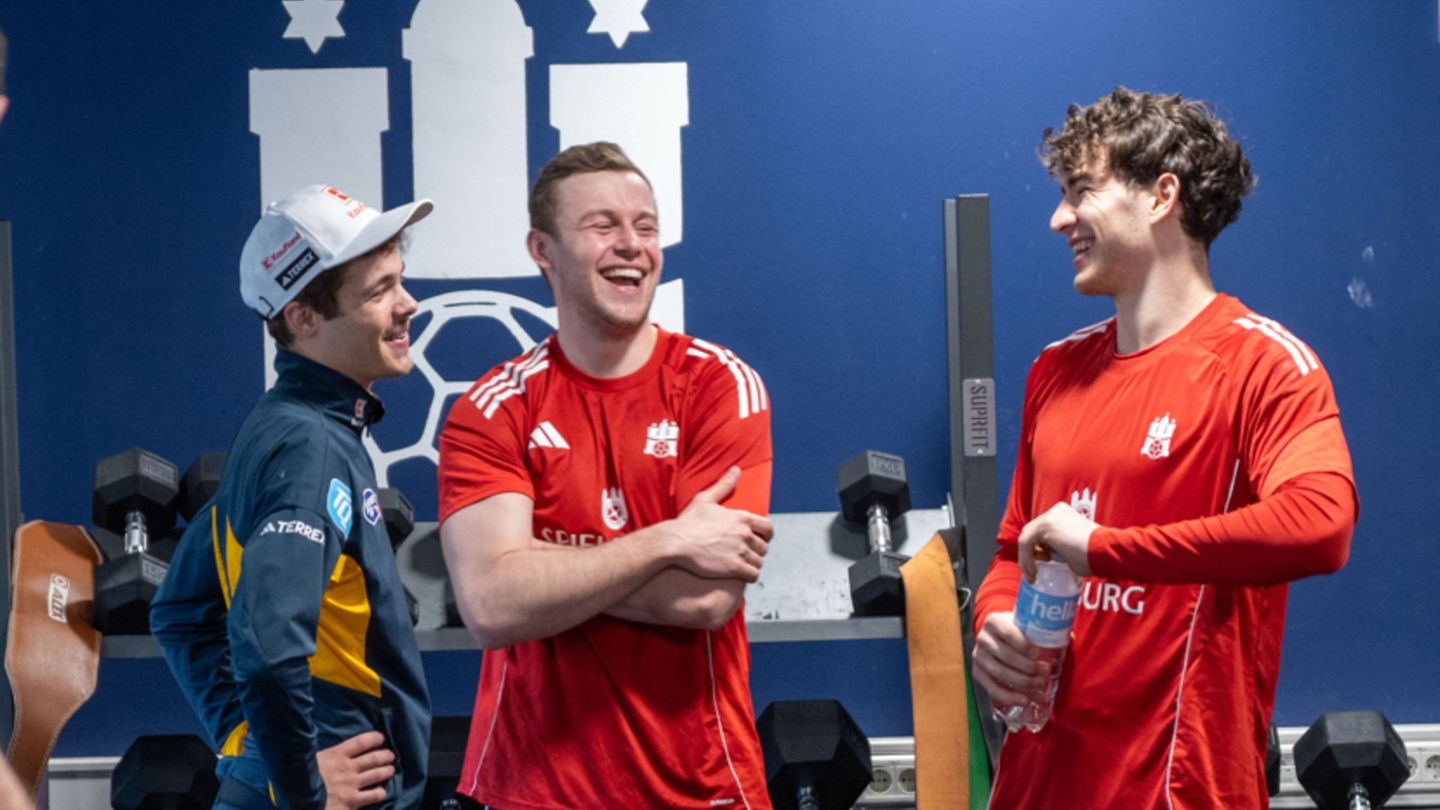 Skispringer-Olympiasieger Philipp Raimund (l-r) unterhält sich mit den Hamburger Handballern Moritz Sauter und Elias Kofler. Fot