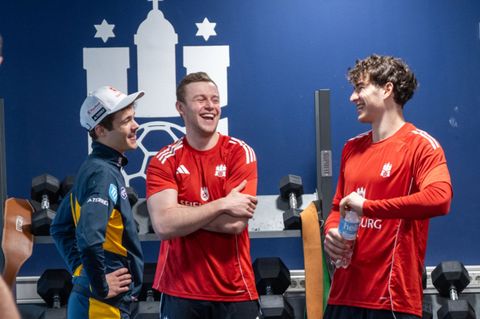 Skispringer-Olympiasieger Philipp Raimund (l-r) unterhält sich mit den Hamburger Handballern Moritz Sauter und Elias Kofler. Fot