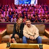 Sophia Thomalla und Edin Hasanovi sitzen zusammen auf einem Sofa