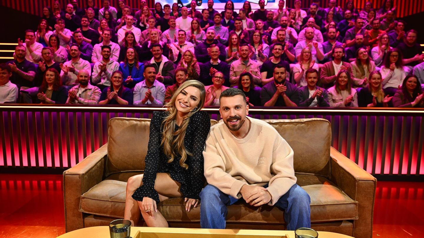 Sophia Thomalla und Edin Hasanovi sitzen zusammen auf einem Sofa