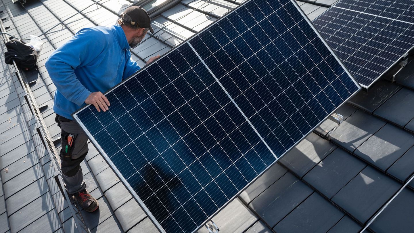Die Grünen in Sachsen-Anhalt fordern eine Solarpflicht bei Neubauten. (Symbolbild) Foto: Marijan Murat/dpa