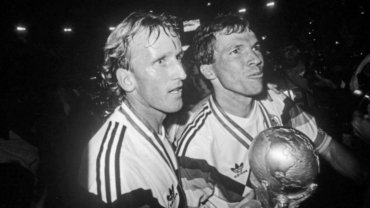 "Ein Sommer in Italien": Final-Torschütze und sein Kapitän: Andreas Brehme und Lothar Matthäus (r.) feiern den WM-Triumph 1990.