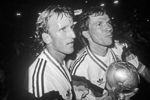 "Ein Sommer in Italien": Final-Torschütze und sein Kapitän: Andreas Brehme und Lothar Matthäus (r.) feiern den WM-Triumph 1990.