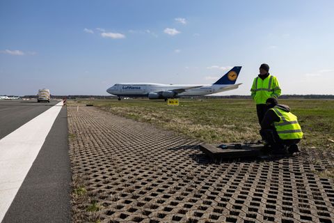 Die Start- und Landebahn Center am Frankfurter Flughafen wird saniert. Foto: Hannes P. Albert/dpa