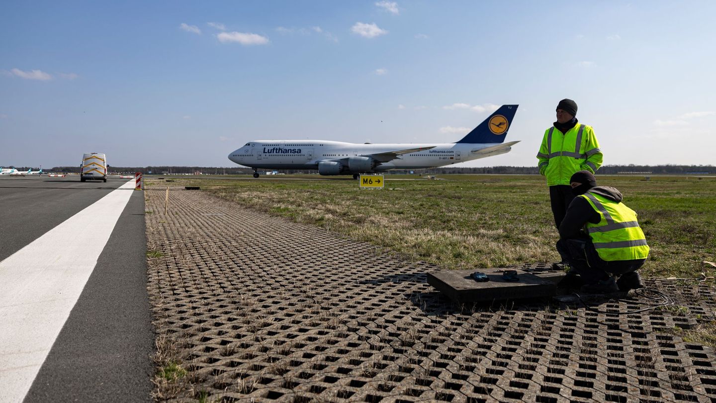 Die Start- und Landebahn Center am Frankfurter Flughafen wird saniert. Foto: Hannes P. Albert/dpa