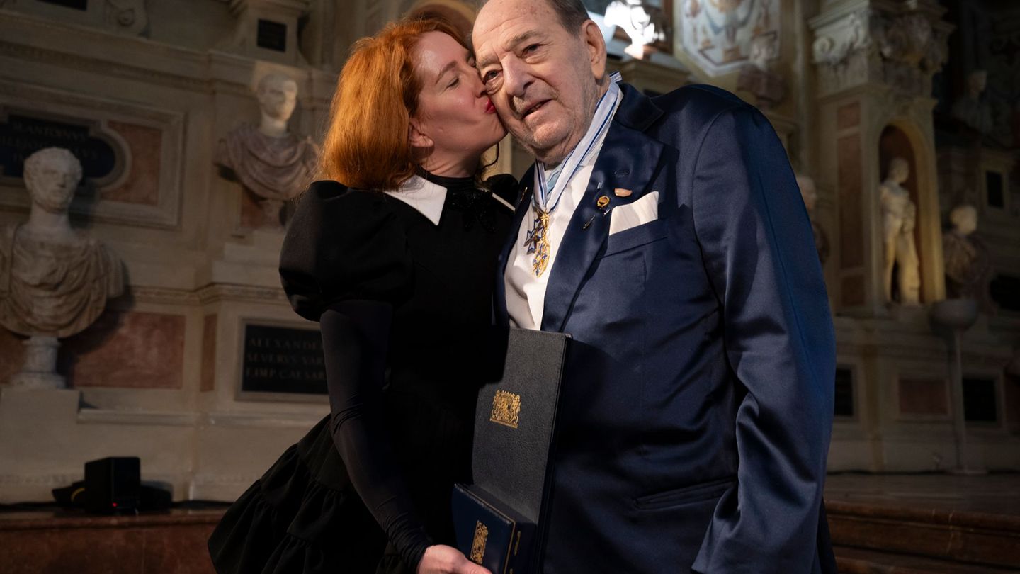 Siegel und seine Frau Laura bei einer Ordensverleihung. (Archivfoto) Foto: Peter Kneffel/dpa