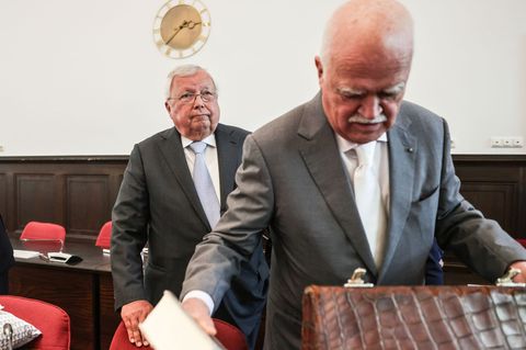 Sein letzter Auftritt im Gerichtssaal: Christian Olearius (links) im Bonner Landgericht im Juni 2024. Im Vordergrund sein Vertei