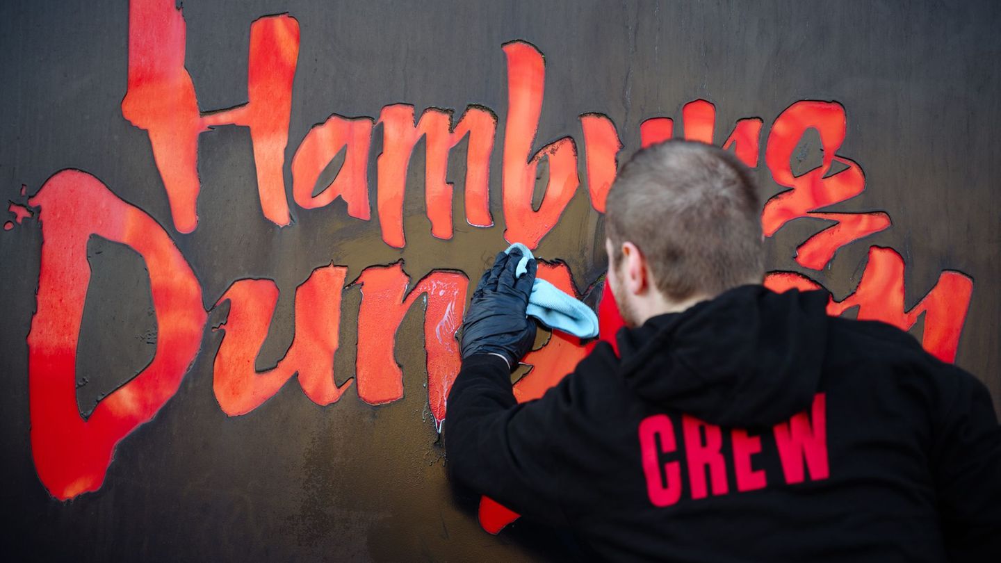 Jedes Jahr aufs Neue: Der große Frühjahrsputz des Hamburg Dungeon. Foto: Gregor Fischer/dpa