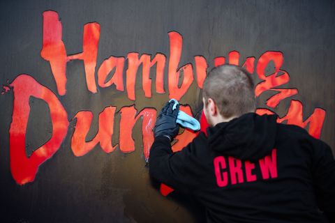 Jedes Jahr aufs Neue: Der große Frühjahrsputz des Hamburg Dungeon. Foto: Gregor Fischer/dpa