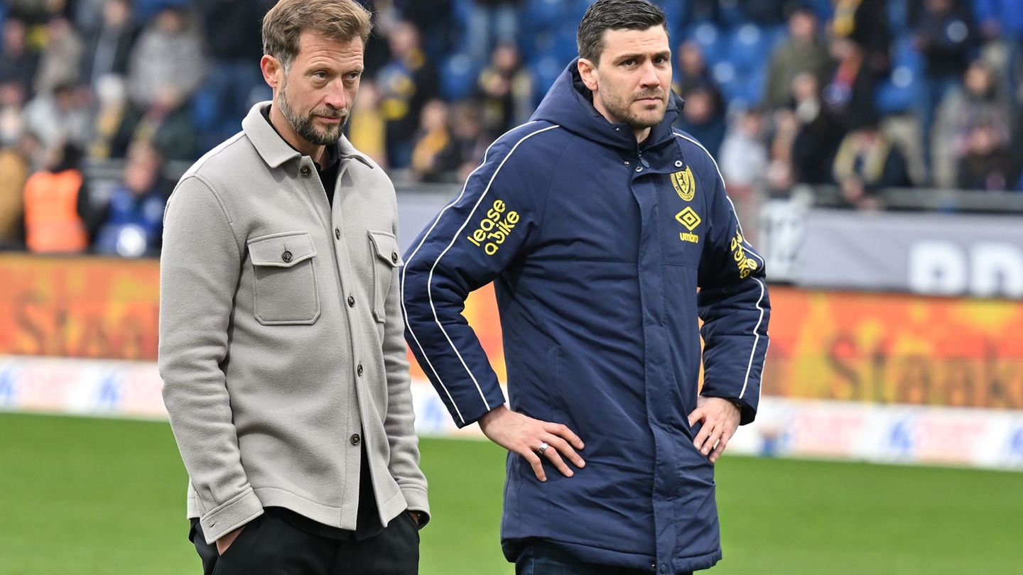 Trainer Lars Kornetka (l) und Sportchef Benjamin Kessel von Eintracht Braunschweig. Foto: Swen Pförtner/dpa