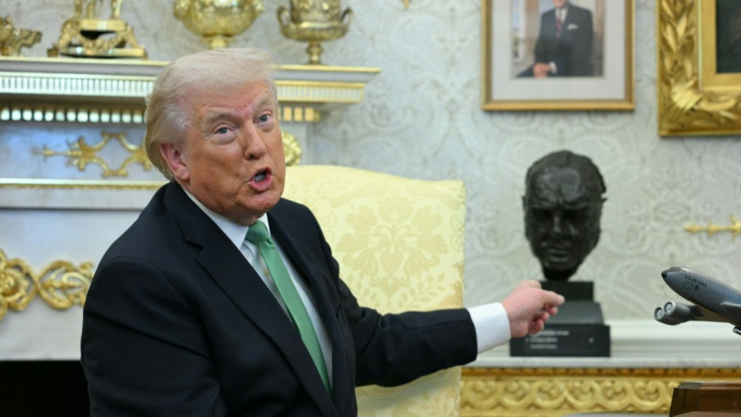 Trump im Oval Office vor einer Churchill-Büste