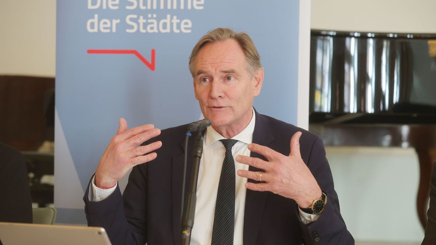 Städtetagspräsident Burkhard Jung: "Die städtischen Haushalte sind im freien Fall." Foto: Bodo Schackow/dpa