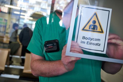 In den vier Notaufnahmen des Klinikums weisen nun Schilder auf das Pilotprojekt hin: Dort werden Bodycams zur Gewaltprävention g