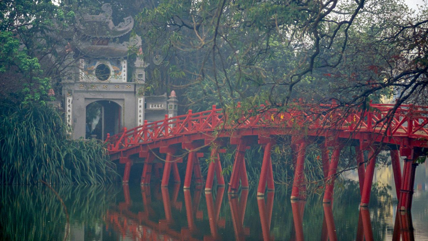 Die legendäre Huc-Brücke in Hanoi