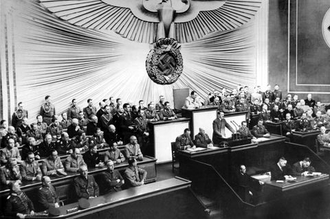 Auch Adolf Hitler, hier bei seiner Rede vor dem Reichstag in Berlin am 1. September 1939, findet sich in den Unterlagen des US-N