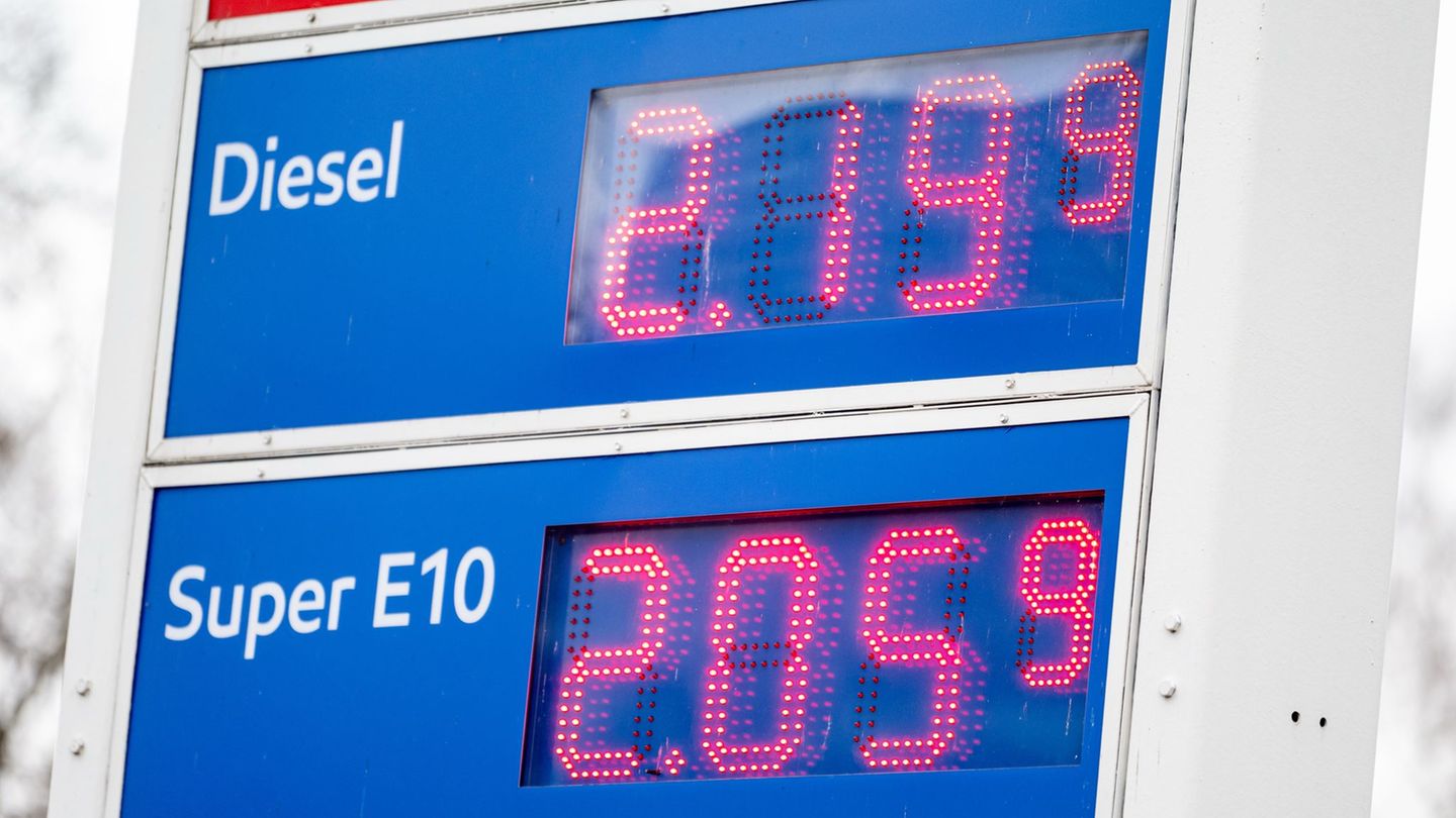 Der Liter Diesel kostet derzeit an der Tankstelle über 2 Euro. (Symbolbild) Foto: Fabian Sommer/dpa
