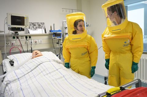 In Schutzanzügen arbeiten die Ärzte auf der Sonderisolierstation am Patienten - hier eine Puppe. Foto: Malin Wunderlich/dpa