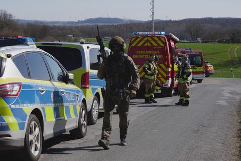 Eine Spezialeinheit fand eine Leiche bei der Stürmung eines Gehöfts. Foto: Christian Müller/dpa