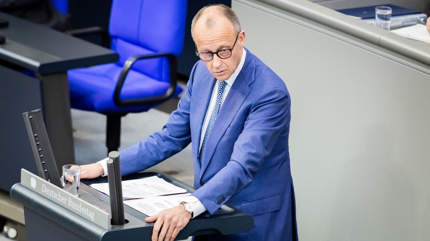 Der Kanzler weicht bei seinem Nein zum Iran-Krieg auch im Bundestag kein Stück zurück. Foto: Christoph Soeder/dpa
