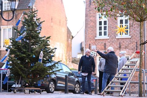 Die Weihnachtsdeko in der Altstadt von Leer sorgt für Gesprächsstoff bei Passanten. Foto: Lars Penning/dpa