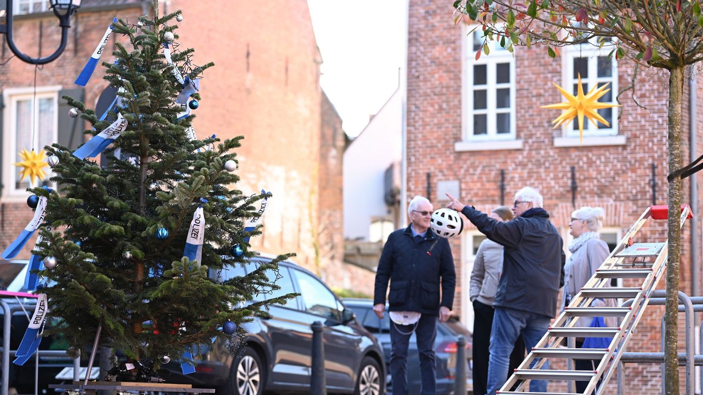 Die Weihnachtsdeko in der Altstadt von Leer sorgt für Gesprächsstoff bei Passanten. Foto: Lars Penning/dpa