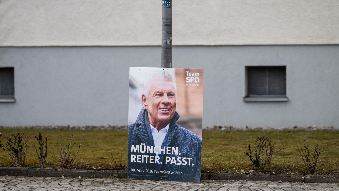 Ein Plakat von OB Dieter Reiter lehnt an einem Laternenmast