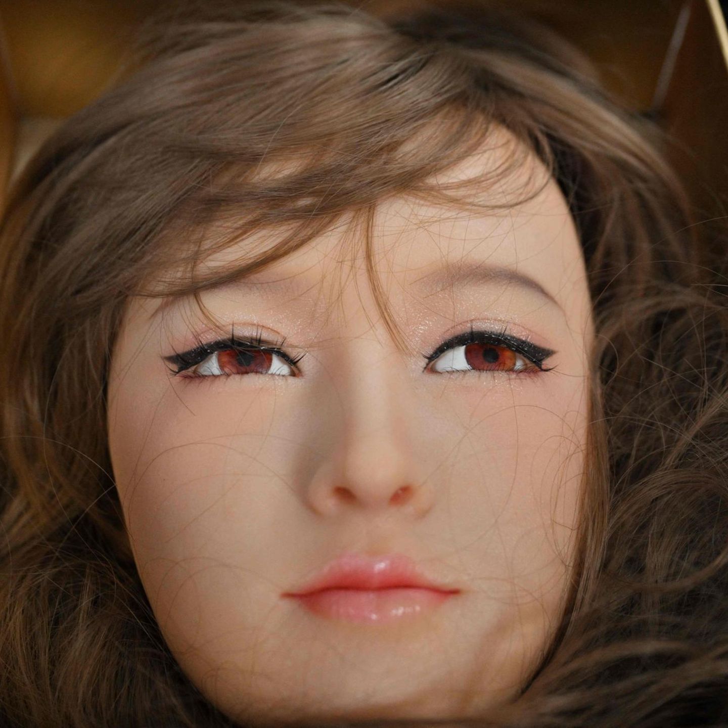 Peking, VR China. Egal, welche Fortschritte in den Bereichen Robotik und künstliche Intelligenz gemacht werden. Noch immer haftet humanoiden Robotern etwas Gruseliges an – wie dieses Gesicht eines weiblichen Roboters auf der "International AI Application and Robotics Innovation Exhibition" einmal mehr zeigt.