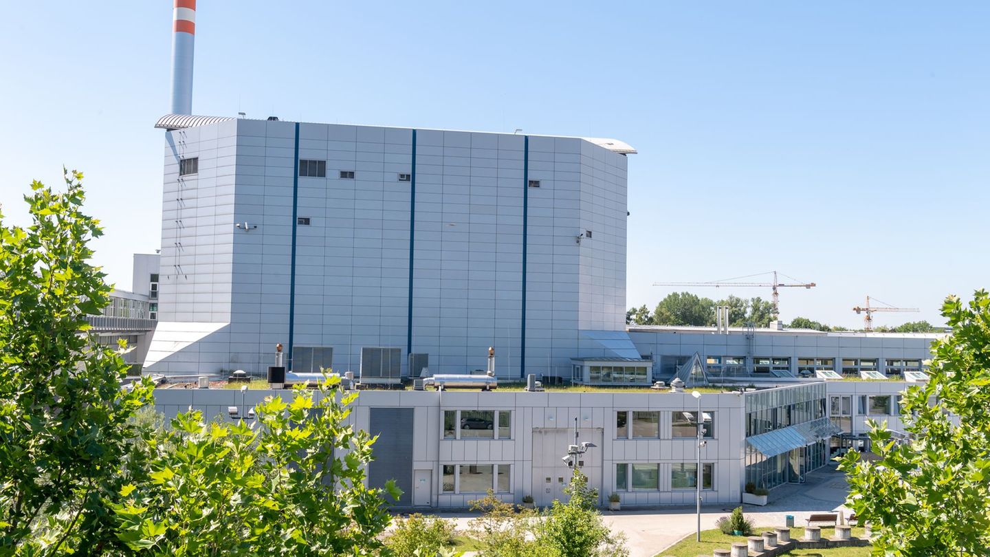 Der Forschungsreaktor München II (FRM II) steht auf dem Gelände der Technischen Universität München (TUM) im Norden der bayerisc