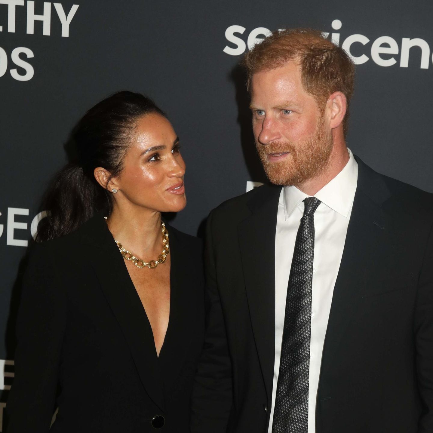 Prinz Harry und Ehefrau Meghan, beide in schwarz gekleidet