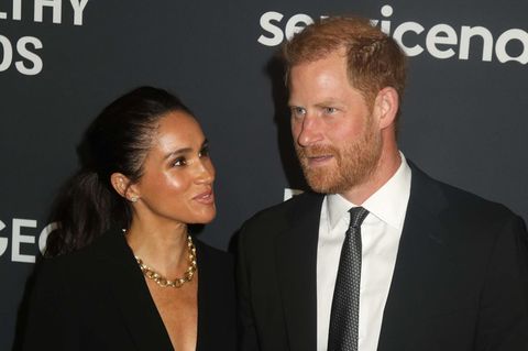 Prinz Harry und Ehefrau Meghan, beide in schwarz gekleidet