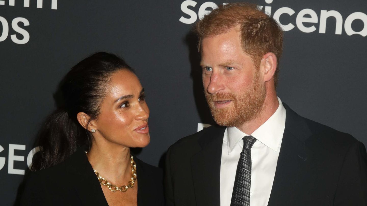 Prinz Harry und Ehefrau Meghan, beide in schwarz gekleidet