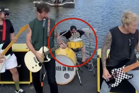 Der Drummer einer Band fällt während eines Auftritts ins Hafenbecken.