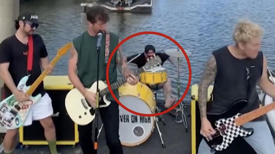 Der Drummer einer Band fällt während eines Auftritts ins Hafenbecken.