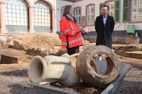 Mike Josef spricht von einem "einzigartigen Zeitzeugnis aus der frührömischen Zeit". Foto: Maik Reuß/Stadt Frankfurt am Main/dpa