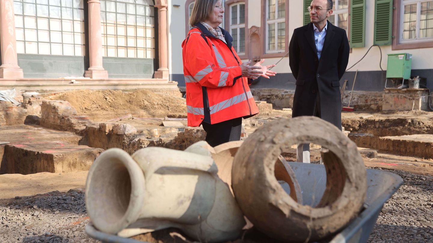 Mike Josef spricht von einem "einzigartigen Zeitzeugnis aus der frührömischen Zeit". Foto: Maik Reuß/Stadt Frankfurt am Main/dpa