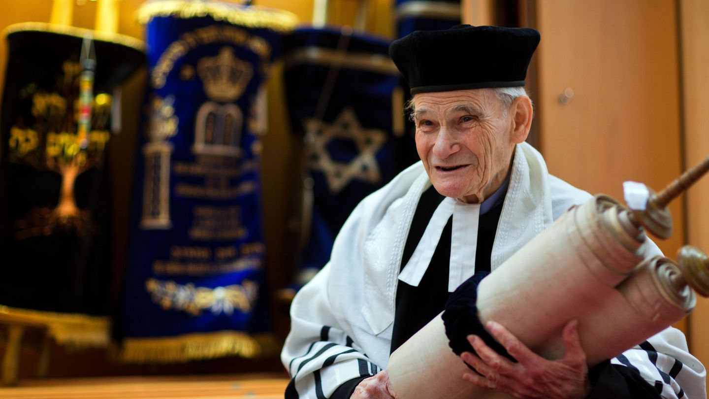 Der langjährige Landesrabbiner William Wolff starb 2020 im Alter von 93 Jahren in London. (Archivbild) Foto: Jens Büttner/dpa-Ze