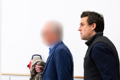 Ex-FDP-Politiker Hartmut Ebbing (l.) und sein Anwalt Benedikt Mick (r.) im Landgericht Braunschweig