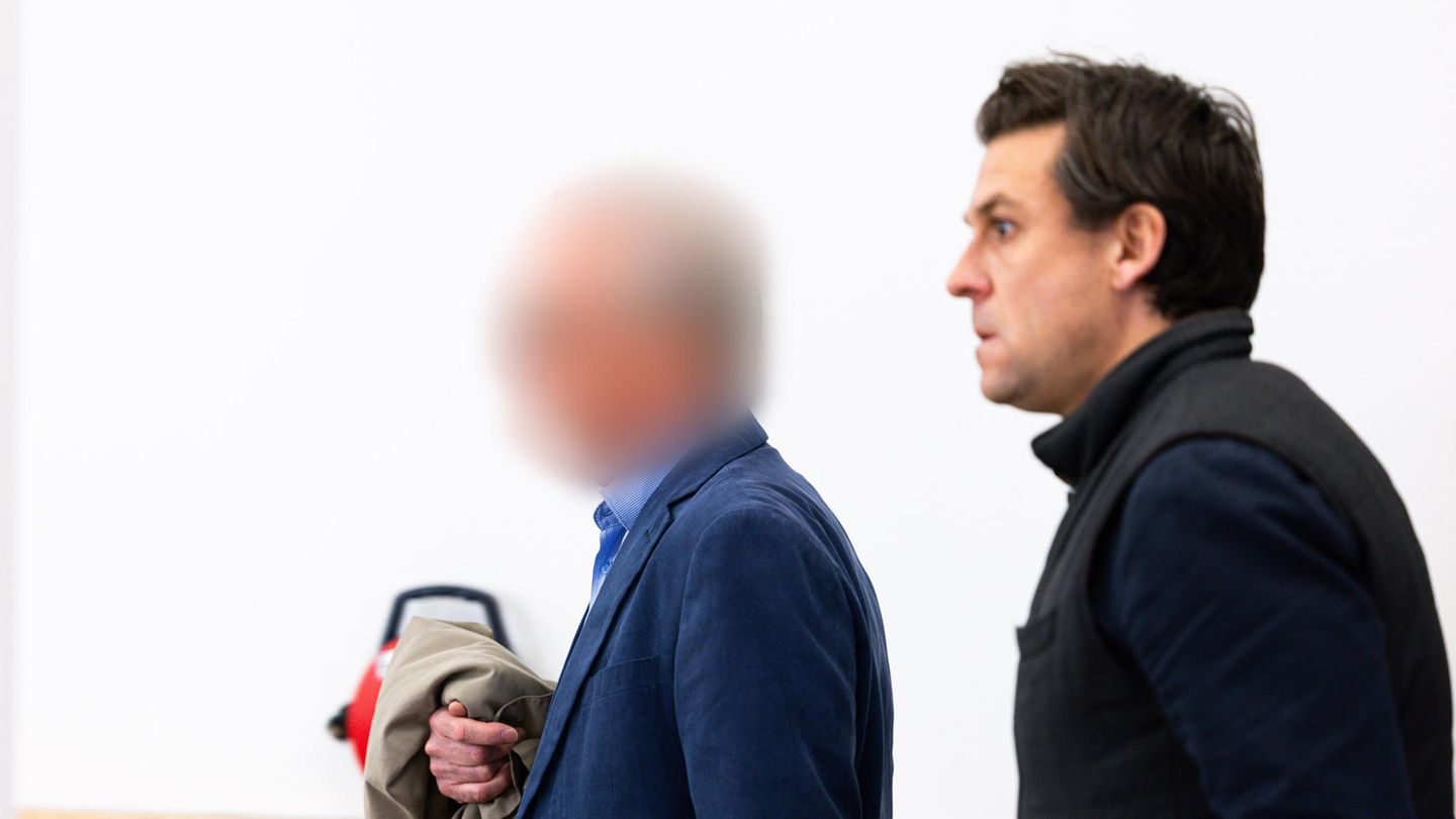 Ex-FDP-Politiker Hartmut Ebbing (l.) und sein Anwalt Benedikt Mick (r.) im Landgericht Braunschweig