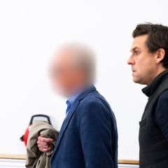 Ex-FDP-Politiker Hartmut Ebbing (l.) und sein Anwalt Benedikt Mick (r.) im Landgericht Braunschweig