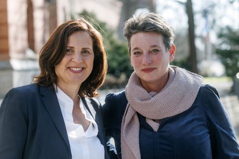 Anke Erdmann (rechts) ist neue Bürgerbeauftragte in Schleswig-Holstein. Foto: Markus Scholz/dpa