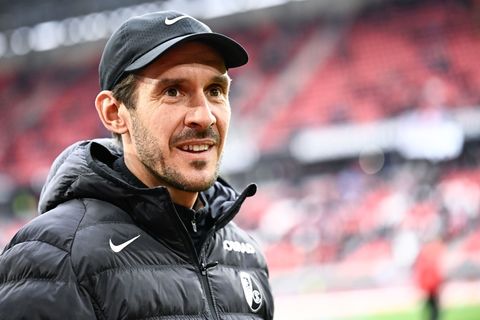 Freiburgs Trainer Julian Schuster geht mit Zuversicht ins Achtelfinal-Rückspiel gegen Genk. (Archivbild) Foto: Silas Stein/dpa