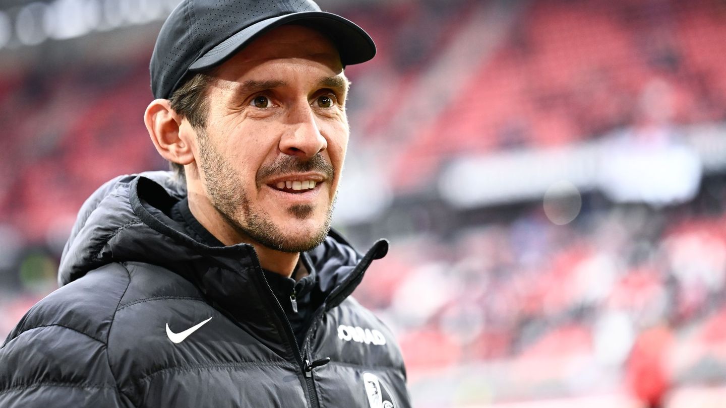 Freiburgs Trainer Julian Schuster geht mit Zuversicht ins Achtelfinal-Rückspiel gegen Genk. (Archivbild) Foto: Silas Stein/dpa