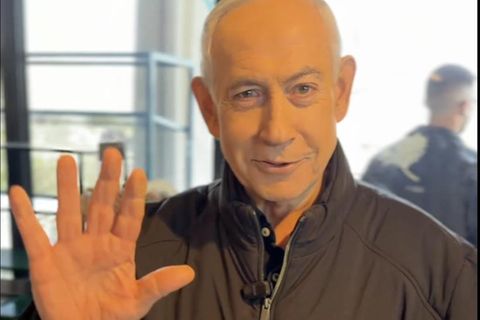 Benjamin Netanjahu wehrt sich in einem Cafe gegen KI-Gerüchte